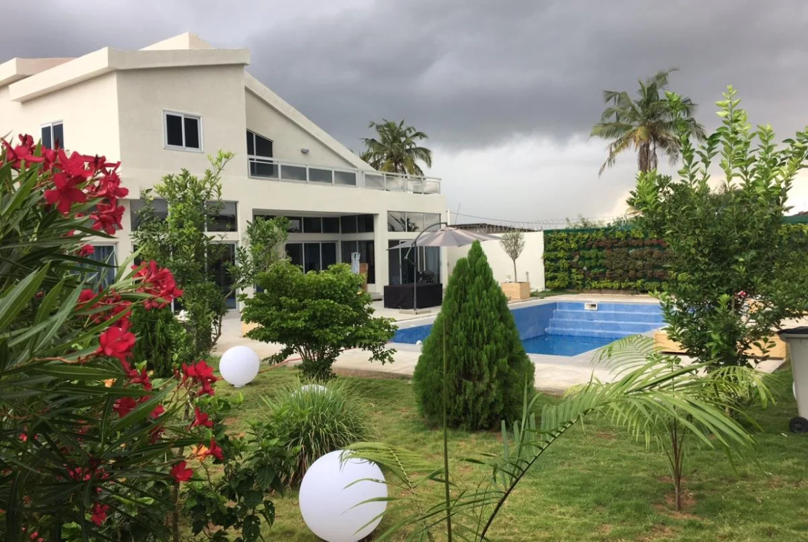 Villa meublée avec piscine à louer à Fidjrossè