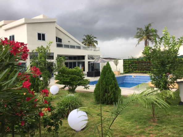 Villa meublée avec piscine à louer à Fidjrossè