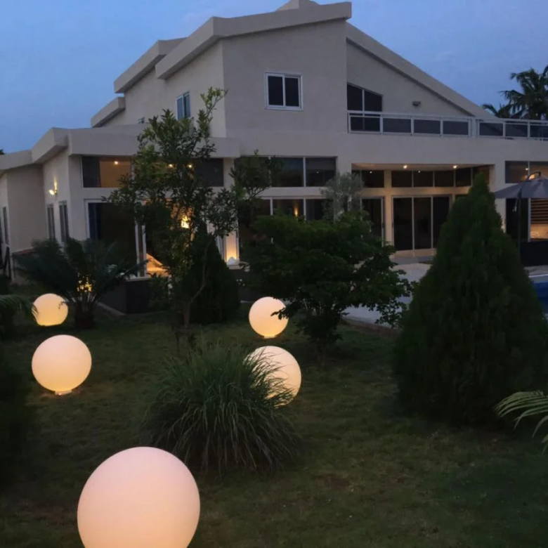Villa meublée avec piscine à louer à Fidjrossè - BENIN-IMMO