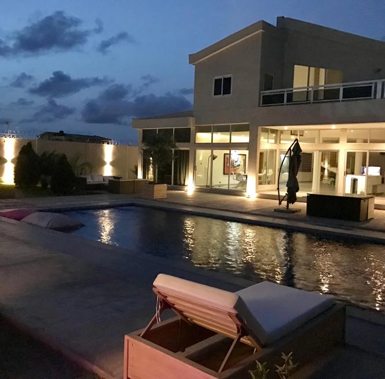 Villa meublée avec piscine à louer à Fidjrossè - BENIN-IMMO