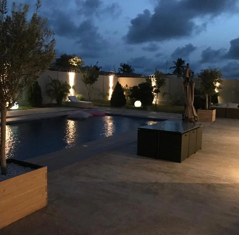 Villa meublée avec piscine à louer à Fidjrossè - BENIN-IMMO