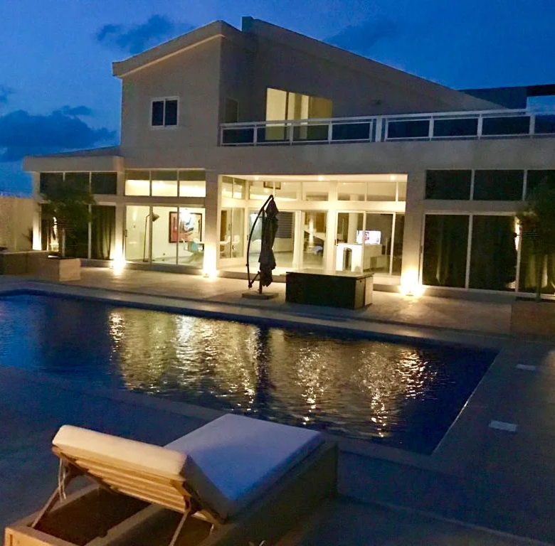 Villa meublée avec piscine à louer à Fidjrossè - BENIN-IMMO
