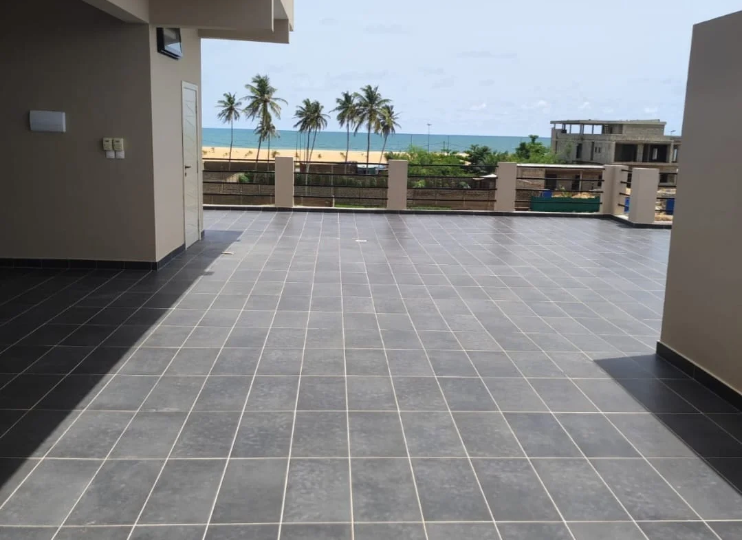 Villa moderne avec vue sur mer, piscine et jardin à louer à Fidjrossè - BENIN-IMMO