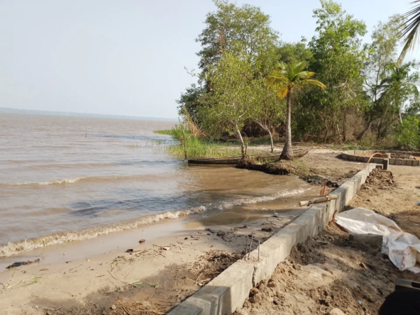 Domaine de 8 Parcelles au Bord du Lac Ahémé à Possotome