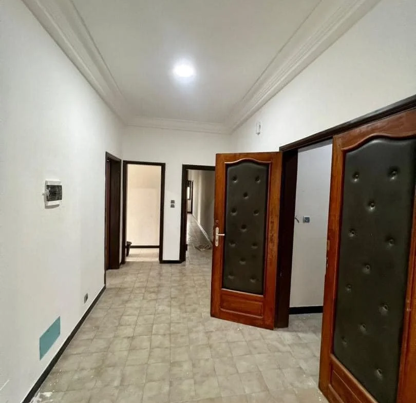 Grand bureau à louer au carrefour Marina - BENIN-IMMO