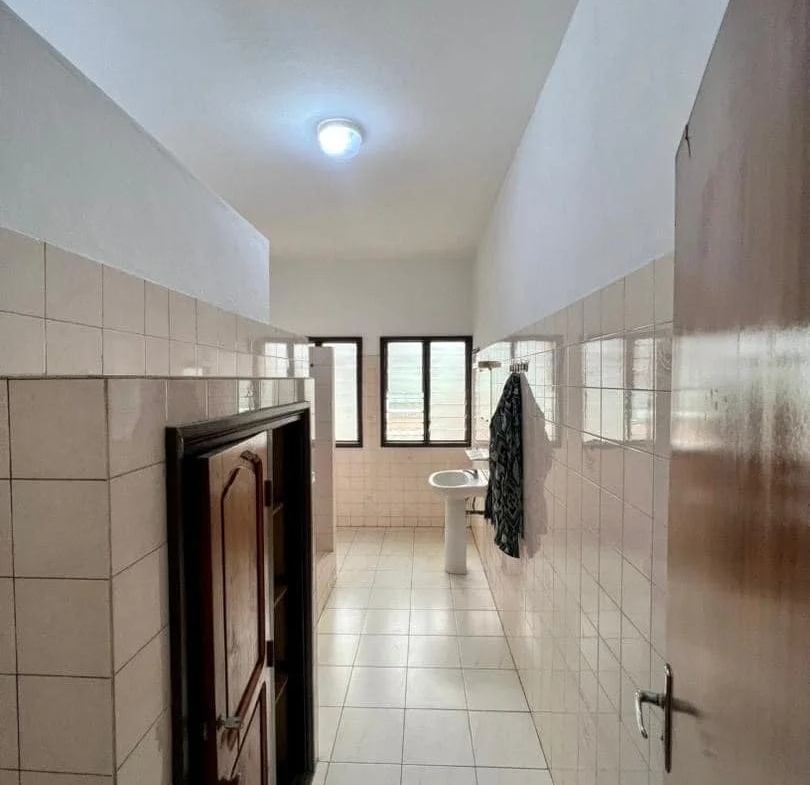 Grand bureau à louer au carrefour Marina - BENIN-IMMO