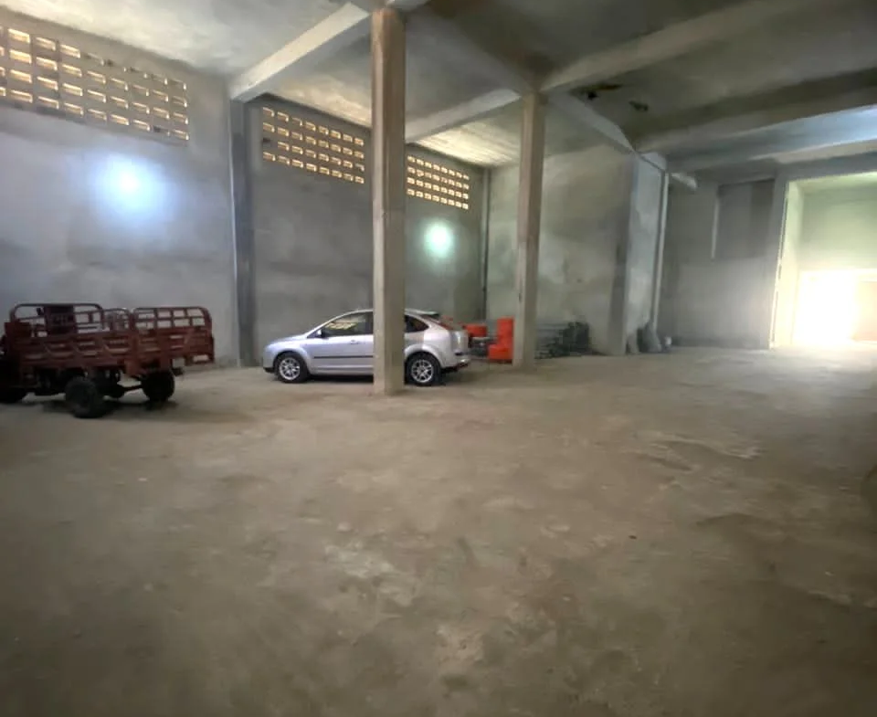 Magasin de 251M² à louer à Akpakpa Abattoir - BENIN-IMMO
