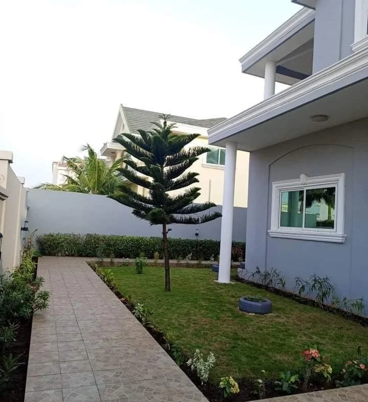 Villa avec Piscine et Jardin à Louer à Akpakpa Cité CEN-SAD - BENIN-IMMO