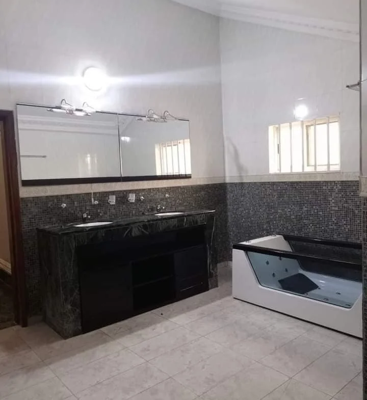 Villa avec Piscine et Jardin à Louer à Akpakpa Cité CEN-SAD - BENIN-IMMO