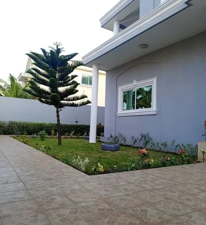 Villa avec Piscine et Jardin à Louer à Akpakpa Cité CEN-SAD - BENIN-IMMO