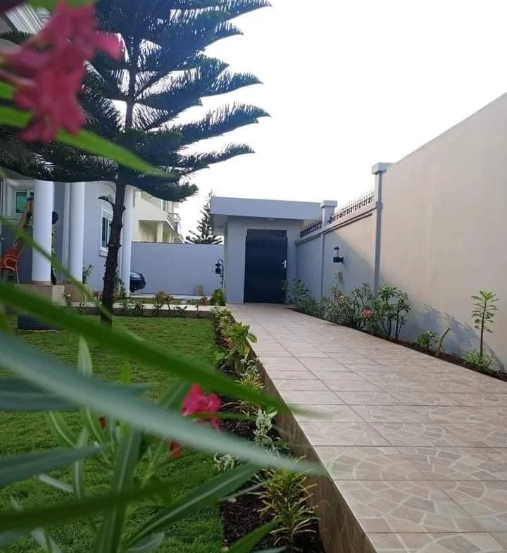 Villa avec Piscine et Jardin à Louer à Akpakpa Cité CEN-SAD - BENIN-IMMO
