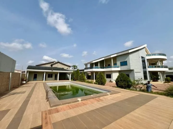 Villa avec piscine et jardin à vendre à Calavi Zopha