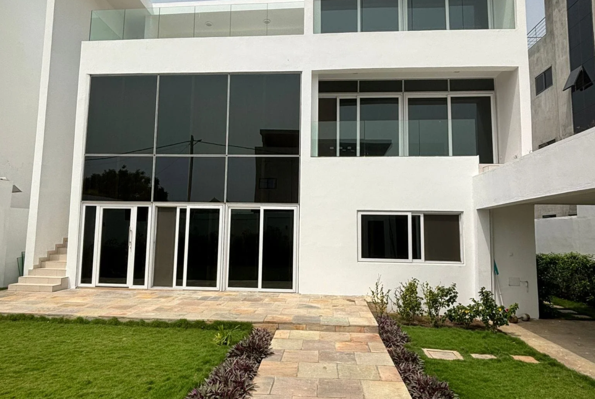 Villa-meublee-avec-jardin-a-louer-a-Fidjrosse-Cotonou
