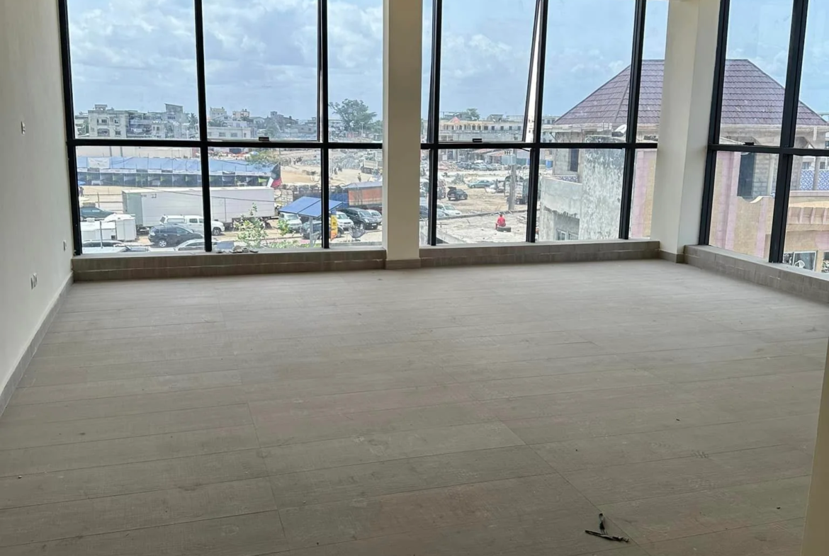 Bureau de 5 pièces à louer à Cotonou Aïdjèdo proche de Jéricho - BENIN-IMMO