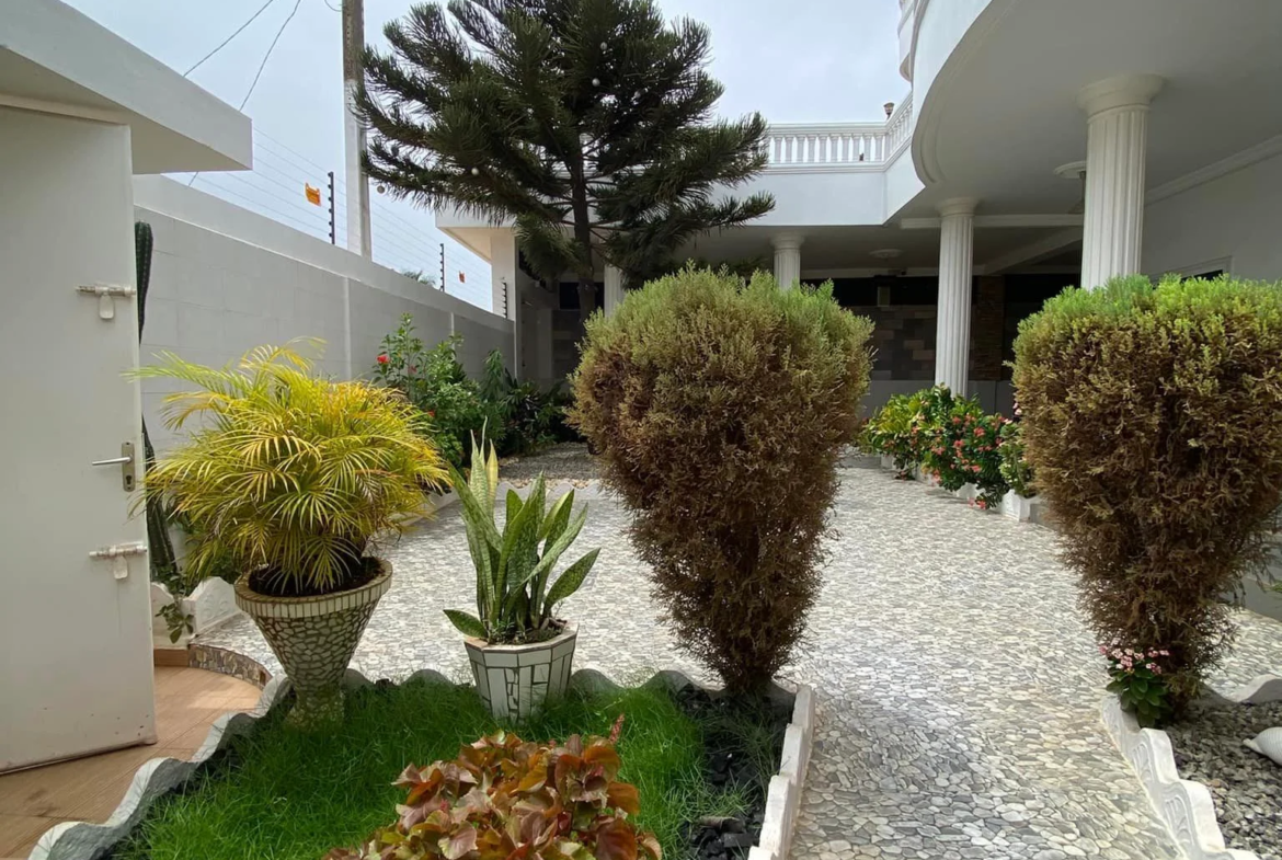 Luxueuse villa meublée de 4 chambres à Calavi Tankpè - BENIN-IMMO