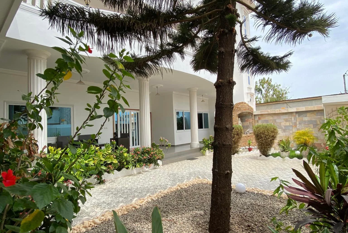 Luxueuse villa meublée de 4 chambres à Calavi Tankpè - BENIN-IMMO