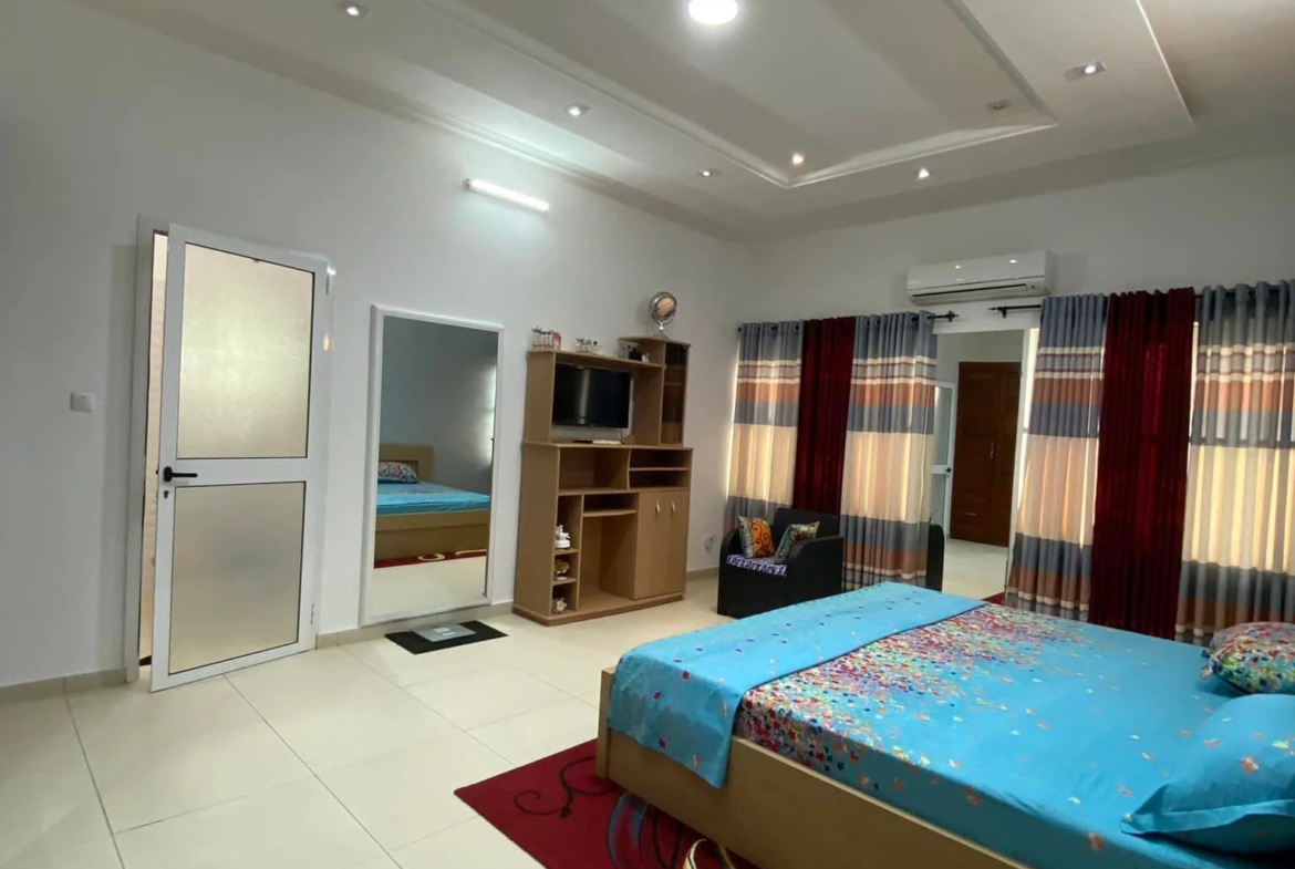 Luxueuse villa meublée de 4 chambres à Calavi Tankpè - BENIN-IMMO