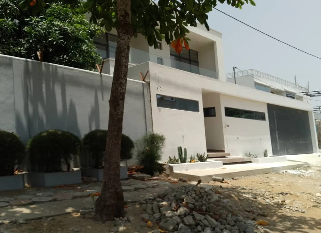Villa Moderne en Duplex avec Jardin et à vendre à Fidjrossè - BENIN-IMMO