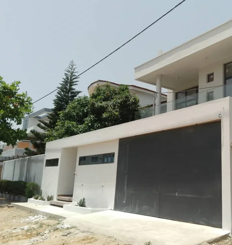 Villa Moderne en Duplex avec Jardin et à vendre à Fidjrossè - BENIN-IMMO