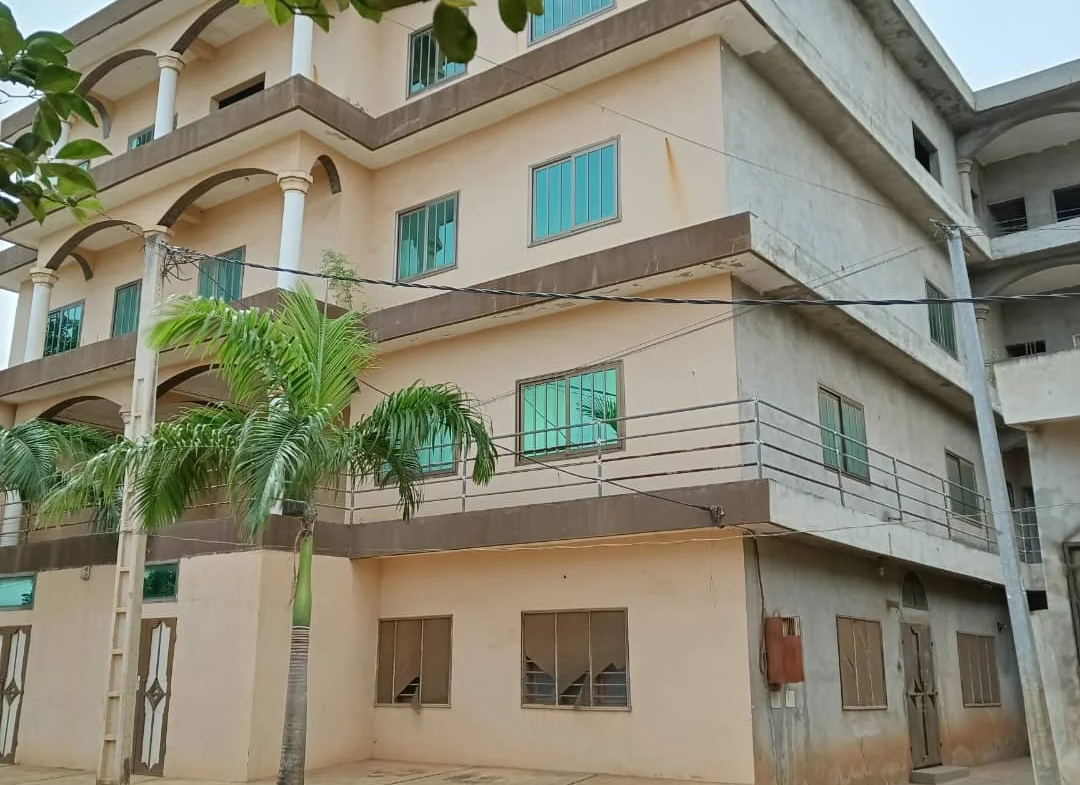 Villa de luxe meublée à vendre à Calavi Zoca - 5 chambres, piscine, jardin - BENIN-IMMO