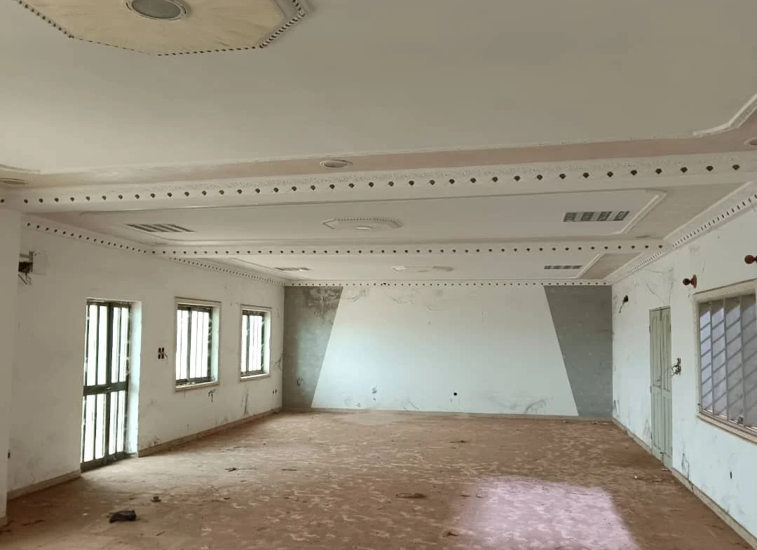 Villa de luxe meublée à vendre à Calavi Zoca - 5 chambres, piscine, jardin - BENIN-IMMO