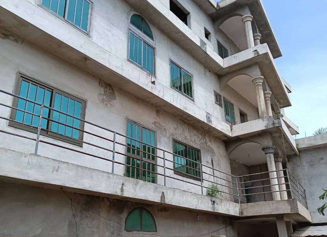 Villa de luxe meublée à vendre à Calavi Zoca - 5 chambres, piscine, jardin - BENIN-IMMO