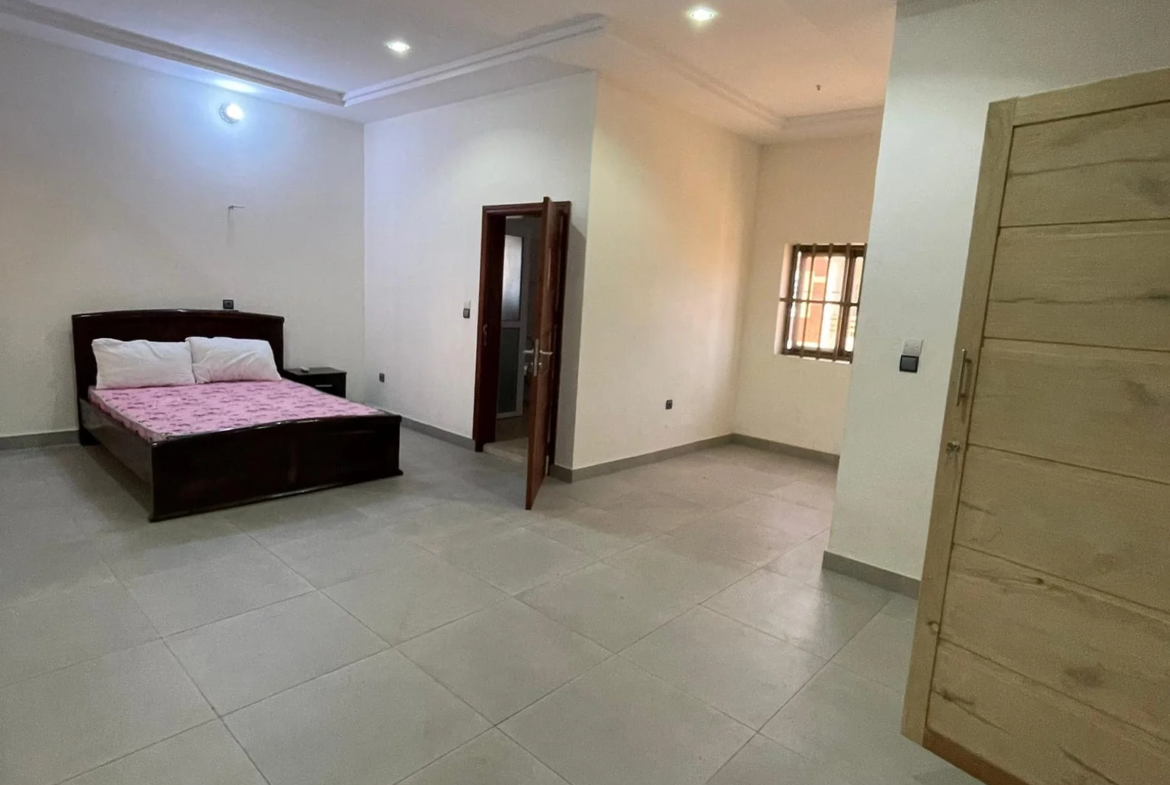 Appartement Meublé de 5 Chambres Fidjrossè Plage - BENIN-IMMO