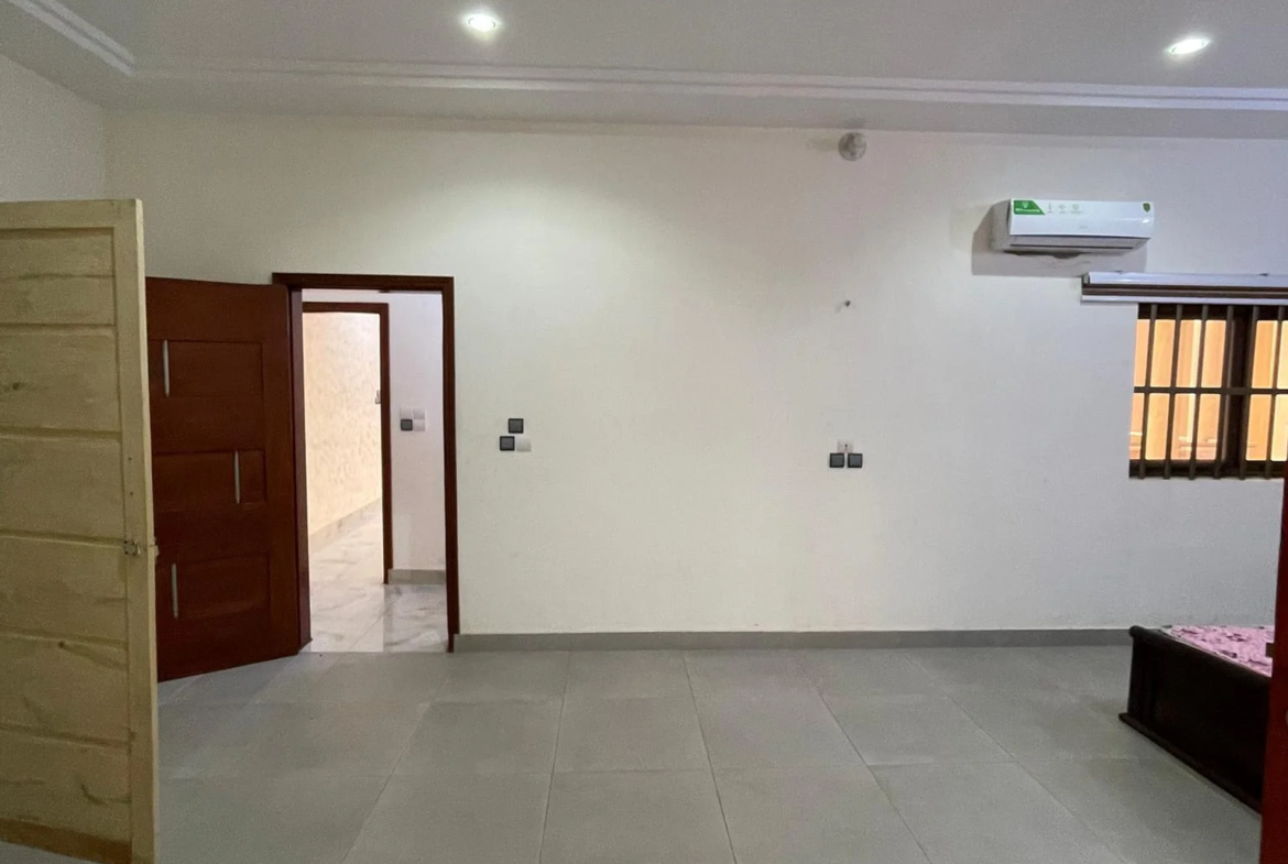 Appartement Meublé de 5 Chambres Fidjrossè Plage - BENIN-IMMO