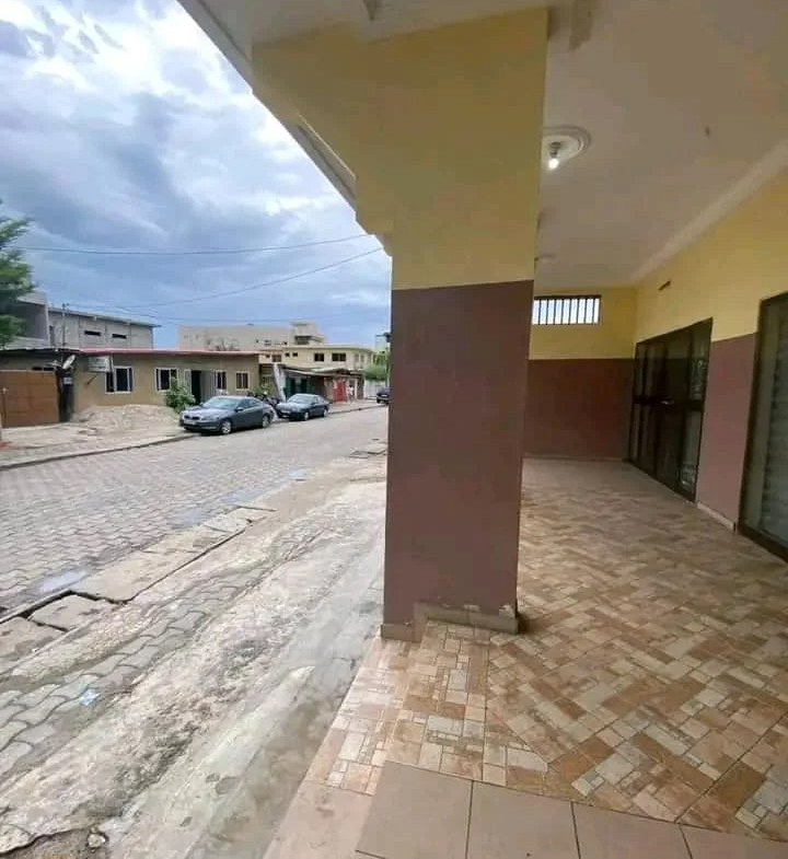 Boutique à Louer – Carrefour Étoile Rouge, Cotonou - BENIN-IMMO