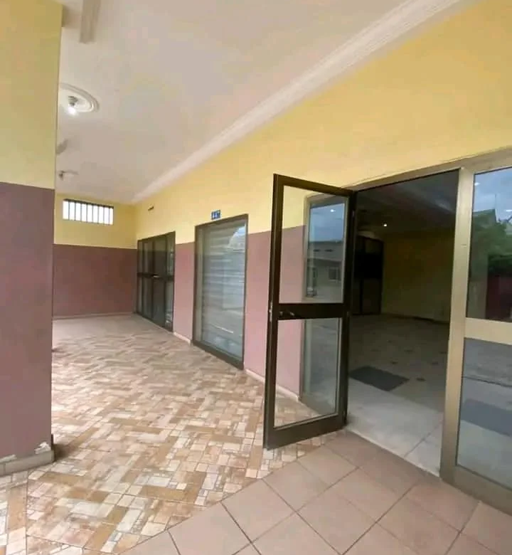 Boutique à Louer – Carrefour Étoile Rouge, Cotonou - BENIN-IMMO