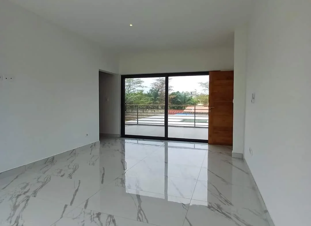 Villa Duplex de 4 Chambres Salon Très Luxueuse avec Piscine - BENIN-IMMO