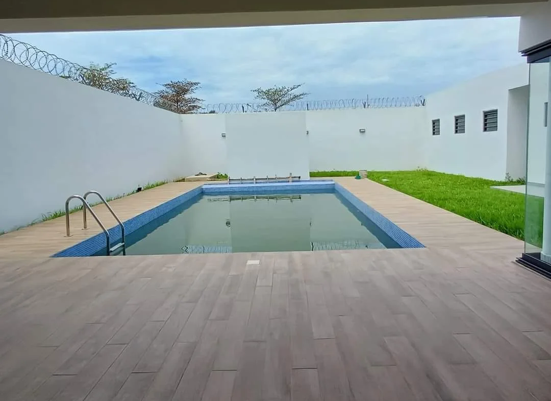 Villa Duplex de 4 Chambres Salon Très Luxueuse avec Piscine - BENIN-IMMO