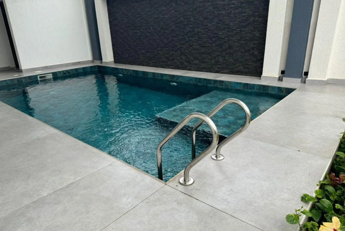 Villa Meublée Luxueuse à Louer à Cotonou – Fidjrossè Plage - BENIN-IMMO