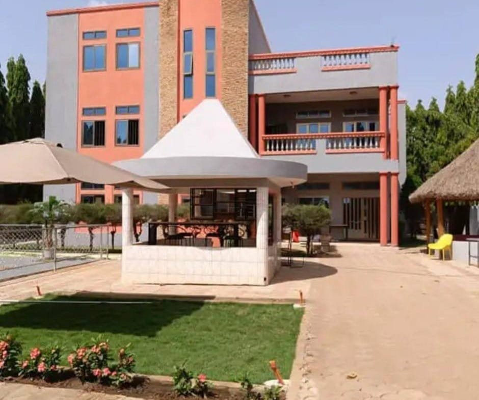 Villa R+2 avec Piscine et Espaces Verts à Vendre à Calavi Zopah - BENIN-IMMO