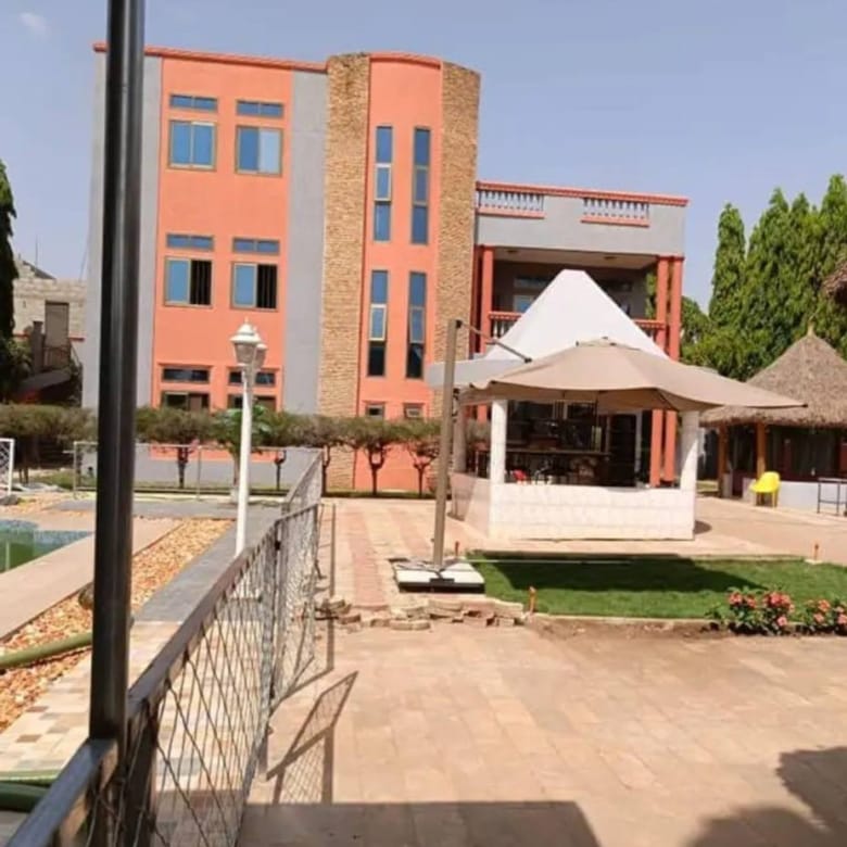 Villa R+2 avec Piscine et Espaces Verts à Vendre à Calavi Zopah - BENIN-IMMO