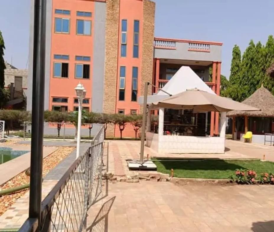 Villa R+2 avec Piscine et Espaces Verts à Vendre à Calavi Zopah - BENIN-IMMO