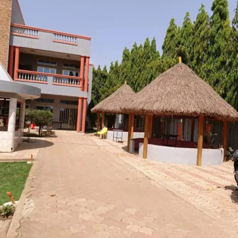 Villa R+2 avec Piscine et Espaces Verts à Vendre à Calavi Zopah - BENIN-IMMO