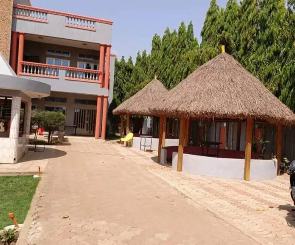 Villa R+2 avec Piscine et Espaces Verts à Vendre à Calavi Zopah - BENIN-IMMO