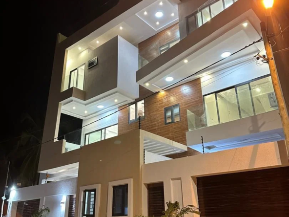 A Vendre Deux Villas Modernes avec Piscine à Fidjrossè Plage