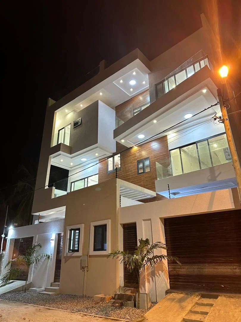 A Vendre Deux Villas Modernes avec Piscine à Fidjrossè Plage