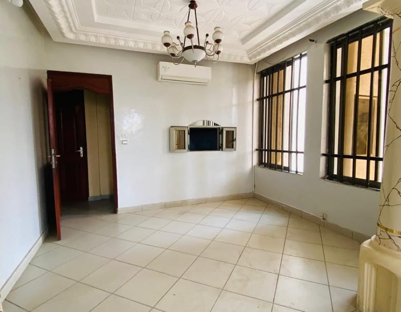Bureaux de 10 Pièces à Louer à Fidjrossè - Cotonou - BENIN-IMMO