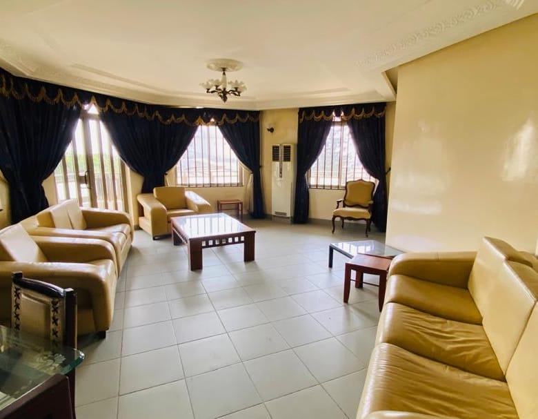 Bureaux de 10 Pièces à Louer à Fidjrossè - Cotonou - BENIN-IMMO