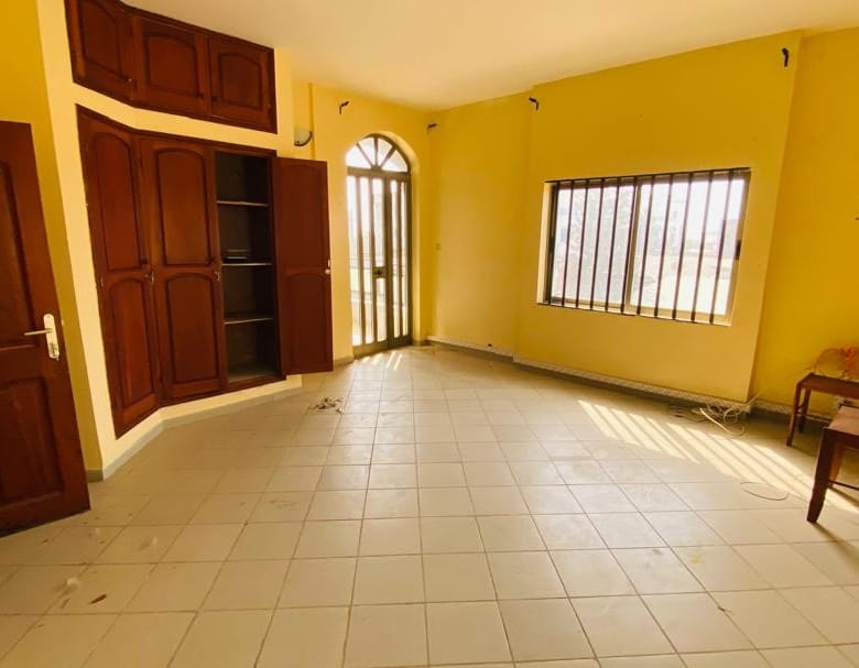 Bureaux de 10 Pièces à Louer à Fidjrossè - Cotonou - BENIN-IMMO