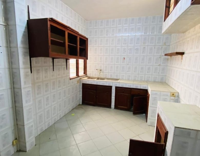 Bureaux de 10 Pièces à Louer à Fidjrossè - Cotonou - BENIN-IMMO