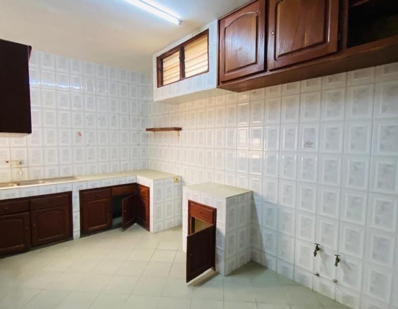 Bureaux de 10 Pièces à Louer à Fidjrossè - Cotonou - BENIN-IMMO