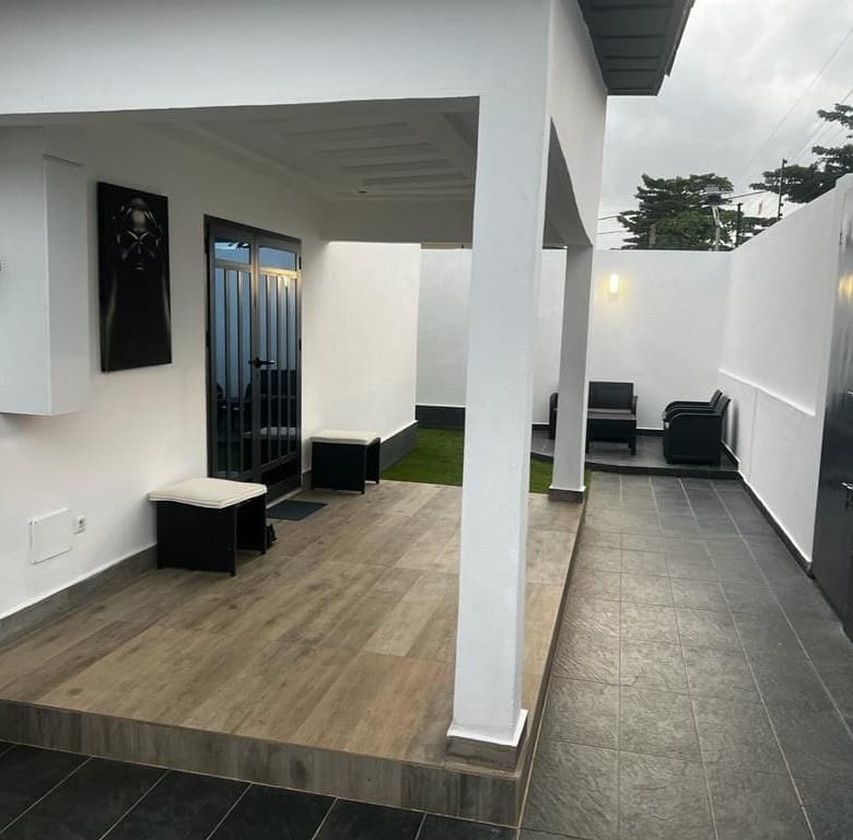 Villa de Standing Meublée avec piscine à Vendre à Arconville - BENIN-IMMO