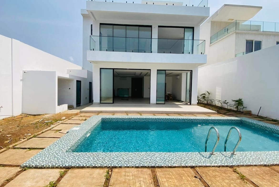 Villa avec piscine et vue sur mer à louer à Fidjrossè