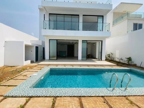 Villa avec piscine et vue sur mer à louer à Fidjrossè