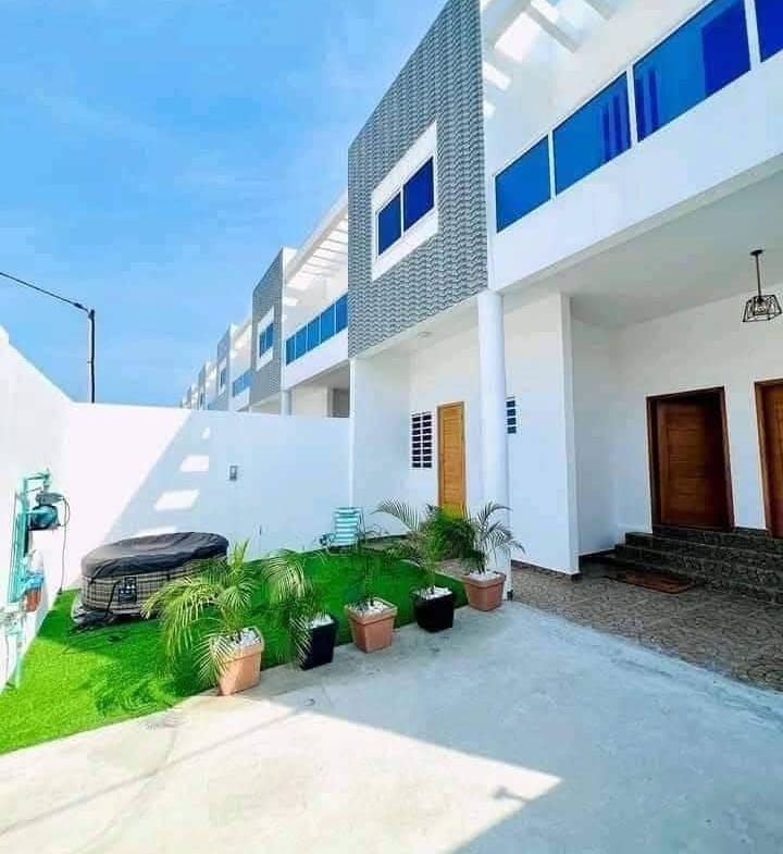 Villas de 3 Chambres à Vendre - Fidjrossè Plage - BENIN-IMMO