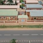 Vous recherchez une propriété spacieuse et bien située à Ouèdo, Abomey-Calavi ? BENIN-IMMO vous propose deux villas identiques de 3 chambres et salon sanitaires, construites sur deux parcelles loties et recasées d’une superficie totale de 616m². Situées en angles de rue, elles bénéficient d’un emplacement stratégique au bord du nouveau goudron de la Nouvelle Cité des Logements Sociaux à Ouèdo. Caractéristiques des villas : 🏠 3 chambres et salon sanitaires par villa 🚿 Douches et toilettes intégrées 🏪 Boutique ouverte sur le goudron 🛋️ Vérandas spacieuses et placards installés 🚪 Bureau staffé et dallé 🌿 Espace vert / jardin et cour pavée 🚗 Parking pour plusieurs véhicules 🏡 Baies vitrées pour une meilleure luminosité 🍽️ Cuisine spacieuse et bien aménagée 🚾 Dépendance sanitaire Informations clés : 📄 Document : Titre Foncier Global 💰 Prix : 75 millions FCFA pour les 2 villas 📍 Localisation : Ouèdo Cité GCITT, Abomey-Calavi 💼 Commission acquéreur : 5% Ces villas sont idéales pour une résidence familiale, un investissement locatif ou un projet commercial grâce à la boutique intégrée et leur proximité avec les infrastructures de la nouvelle cité. Ne manquez pas cette offre exceptionnelle ! Contactez-nous dès maintenant pour organiser une visite.